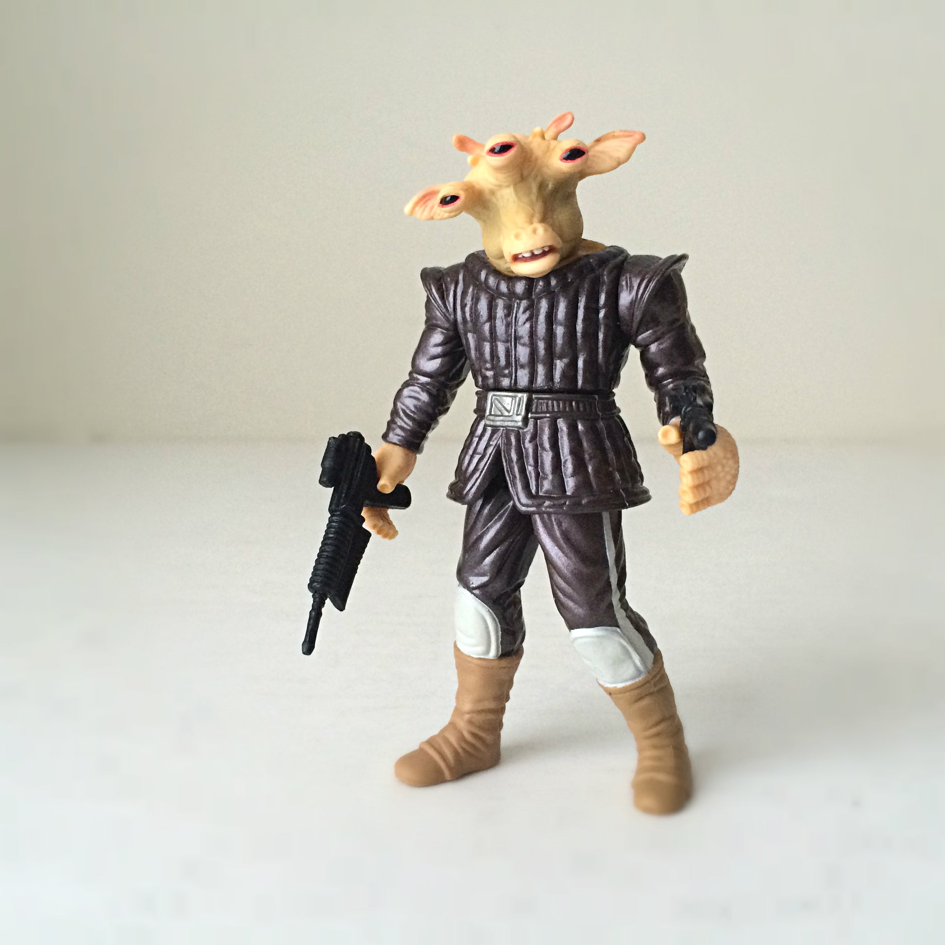 Full body image of the 1998 Hasbro POTF action figure based on the character known as Ree-Yees.