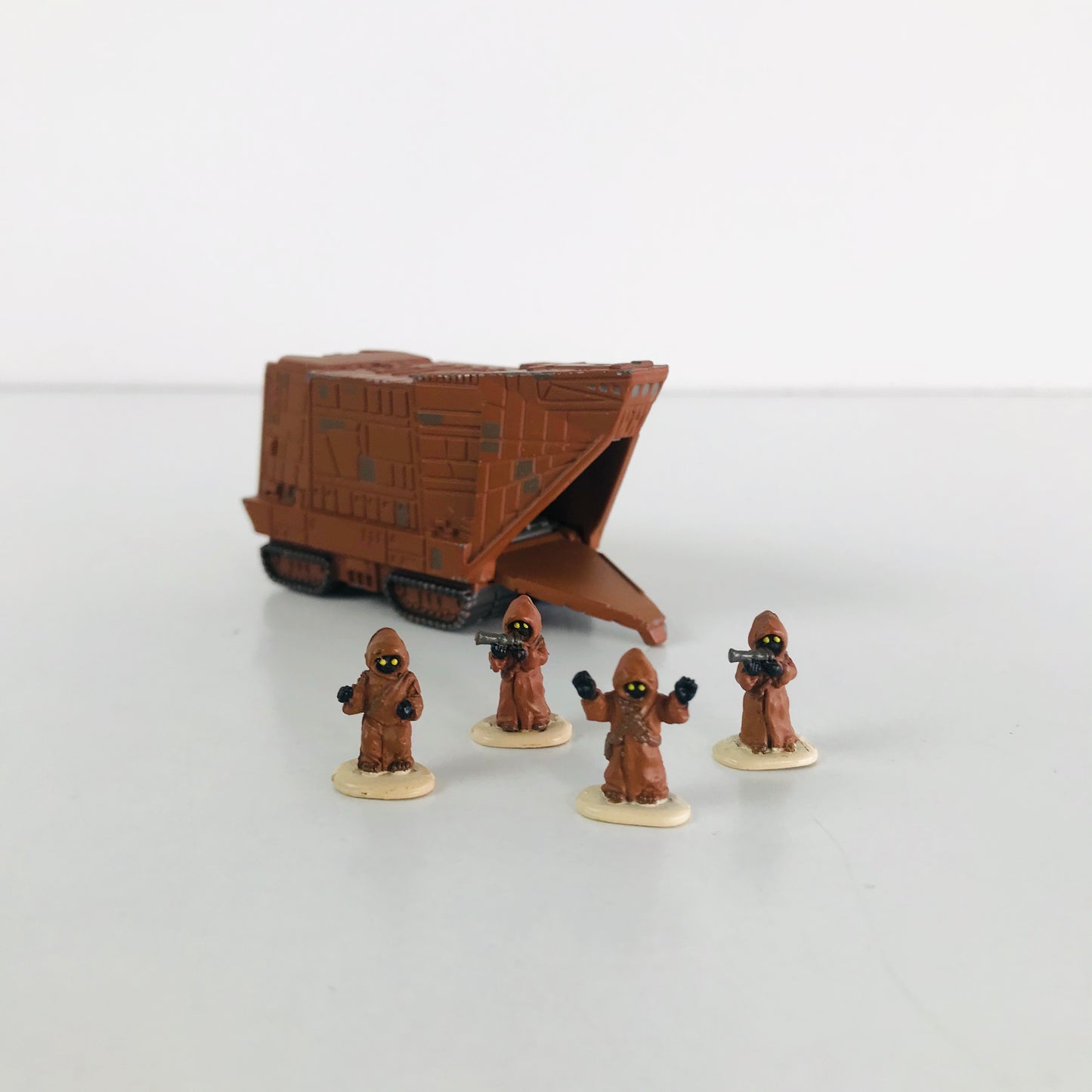 Miniature Star Wars Die Cast Metal Jawa Sandcrawler Vehicle with 4 Figurines