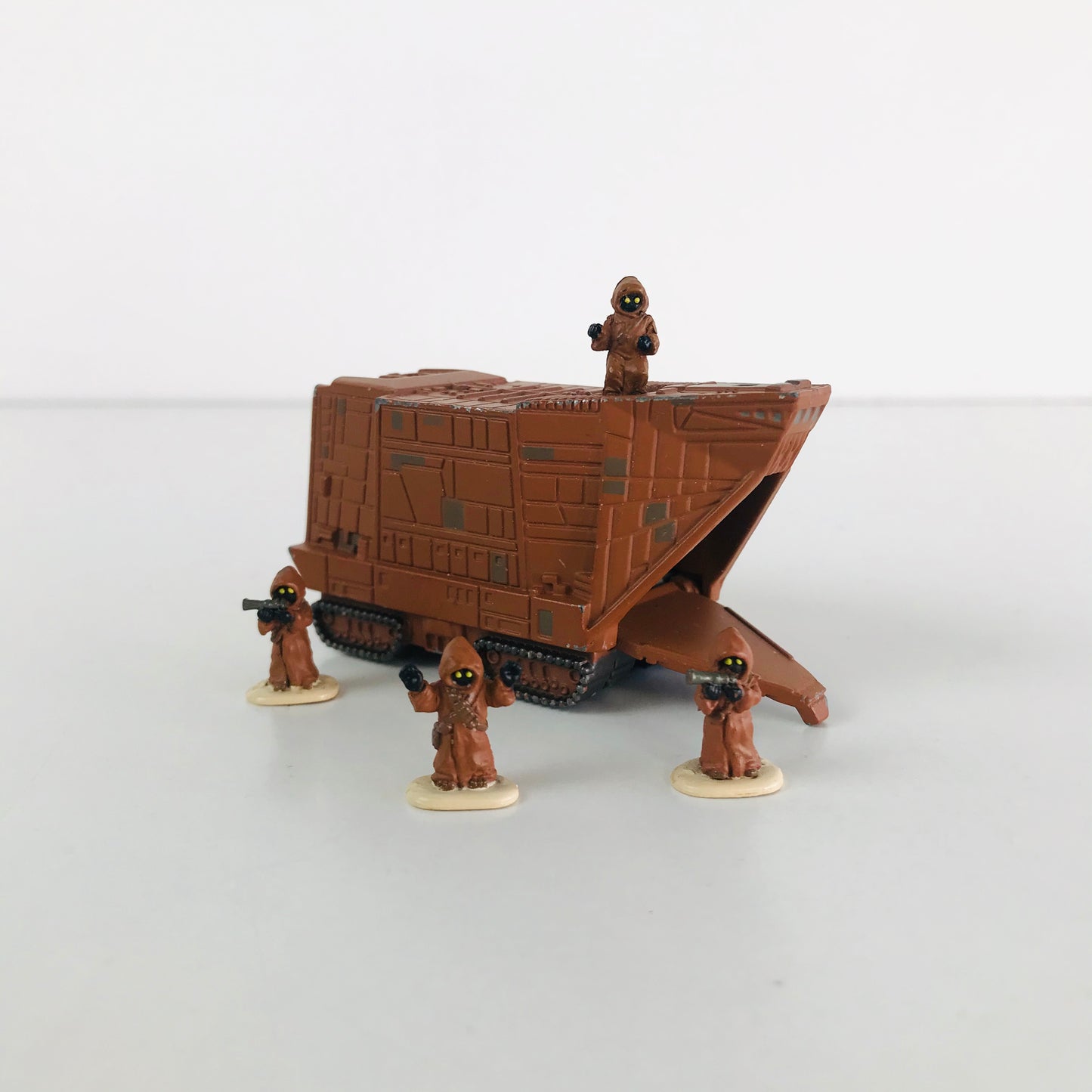 Miniature Star Wars Die Cast Metal Jawa Sandcrawler Vehicle with 4 Figurines