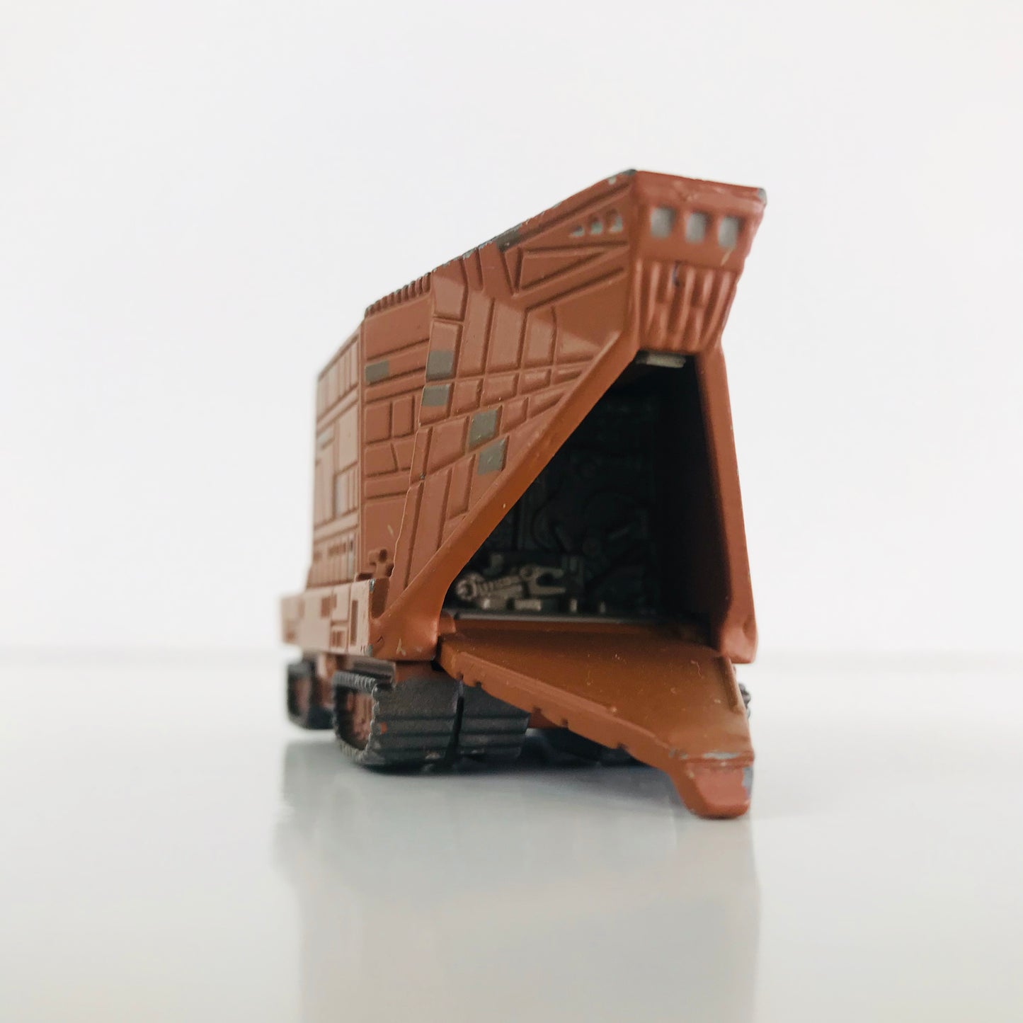 Miniature Star Wars Die Cast Metal Jawa Sandcrawler Vehicle with 4 Figurines